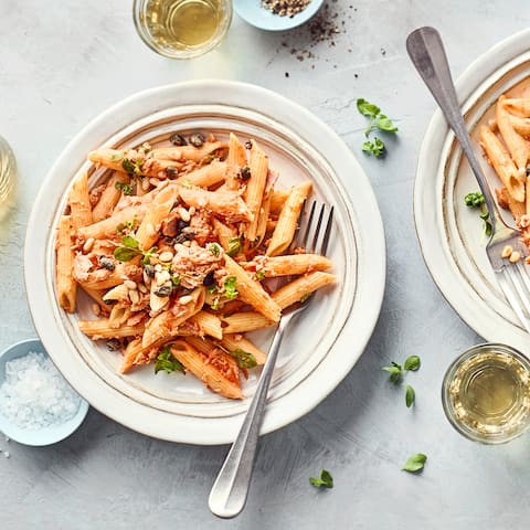 Schnell ein besonderes Pastagericht zaubern. Probieren Sie unsere Nudeln mit Thunfisch, rotem Pesto, Pinienkernen und Kapern, dazu Zitrone und Oregano!