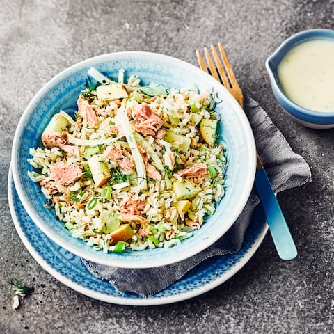 Thunfischsalat mit ReisBereiten Sie unseren Thunfischsalat mit Naturreis, Fenchel und Apfel zu! Unkompliziert vorzubereiten, eignet er sich als Essen für das Büro oder abends.