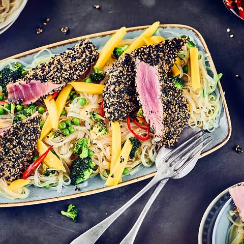 Wussten Sie, dass die Fischart Thunfisch reich an Vitamin B3 ist? Dieses auch Niacin genannte B-Vitamin trägt zur Verringerung von Müdigkeit und Ermüdung bei. Und so lecker zubereitet wie bei unserem Rezept in Sesamkruste kombiniert mit Asia-Salat essen wir doch gerne viel davon. 