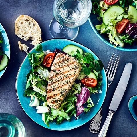 Leckeres Sommergericht: Thunfisch-Steaks vom Grill oder aus der Pfanne, mariniert mit Zitrone und Knoblauch. Dazu genießen Sie einen frischen Salat an Balsamico-Dressing – fertig in 35 Minuten!