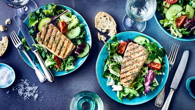 Thunfisch-Steaks auf Salat