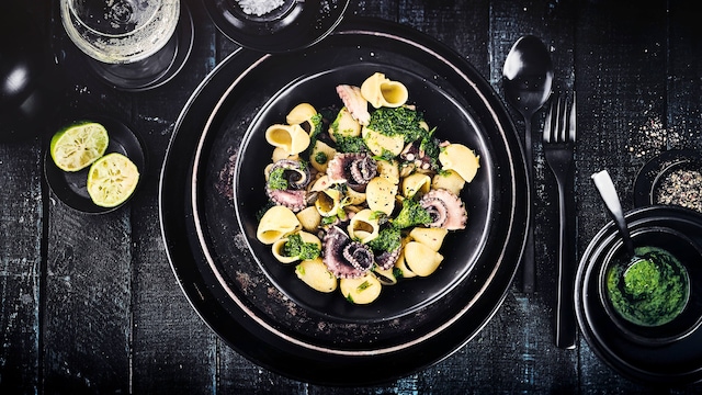 Frisch angebratener Octopus mit Pasta und Petersilien-Limetten-Pesto – lässt gleich ein Urlaub-am-Meer-Gefühl aufkommen. Unser Tintenfisch mit Pasta ist ein schöne Kombination aus frischem Octopus, Pipe Rigate und frischem Petersilien-Pesto.
