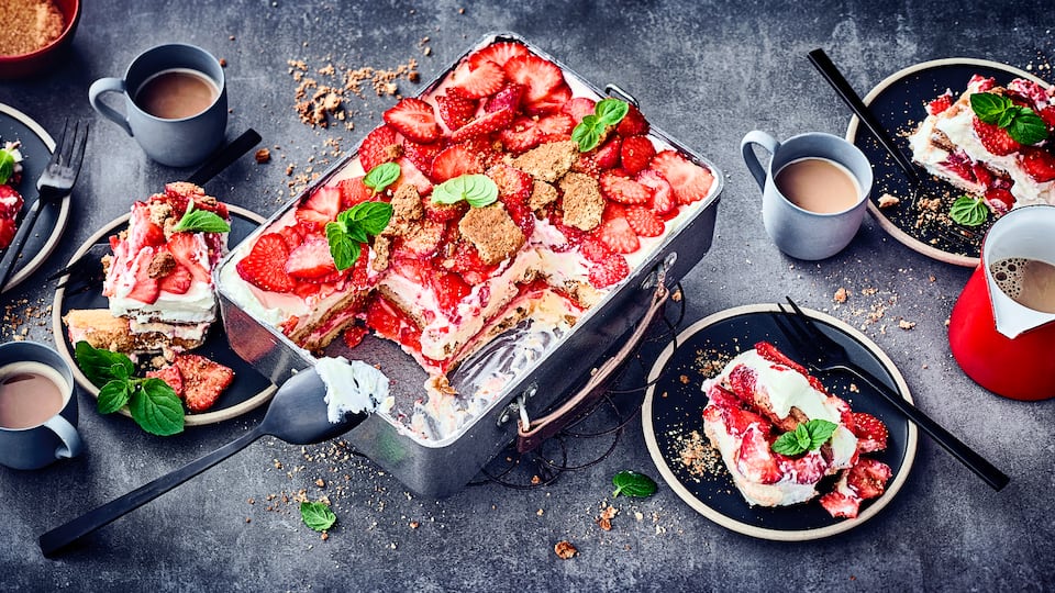 Tiramisu kennt man zum Glück nicht nur in Italien! Unser frisches Tiramisu mit Erdbeeren ist schön fruchtig und eignet sich sowohl als festliches Dessert als auch zum Kaffee – einfach ausprobieren!