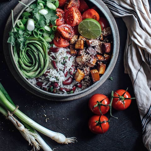 Ab in die Schüssel und genießen! Avocado, geräucherter Tofu, Bohnen, Tomaten und Reis ergeben diese Tofu-Salat Bowl! 