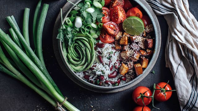 Tofu-Salat Bowl mit Bohnen