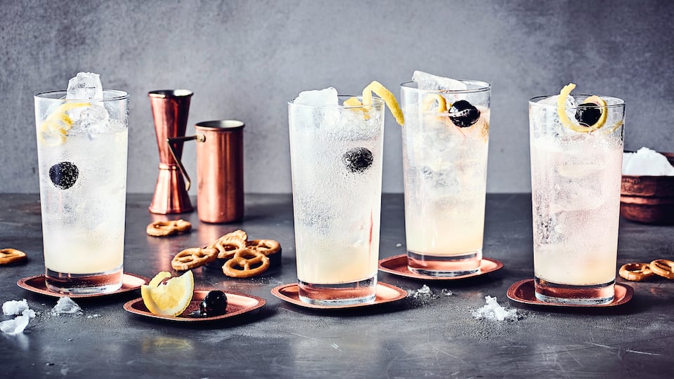 Beim Tom Collins Longdrink muss gar nicht groß geschüttelt werden, es genügt Gin, Zitronensaft und –sirup und Mineralwasser gut zu verrühren. 