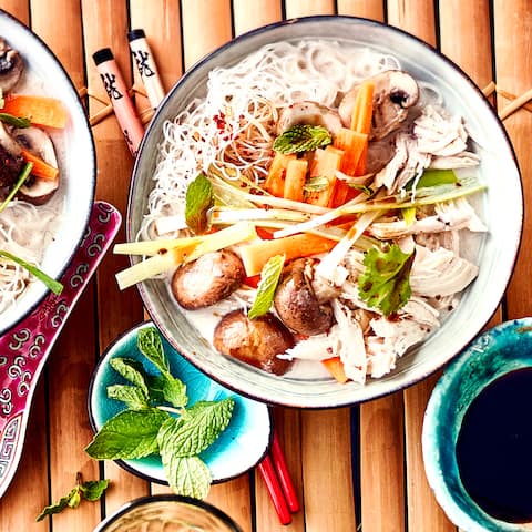 Die Tom-Kha-Gai-Suppe nach unserem Rezept ist in nur 30 Minuten zubereitet: Kochen Sie eine wohltuende Hühnersuppe mit Kokosmilch, Gemüse und Reisnudeln.