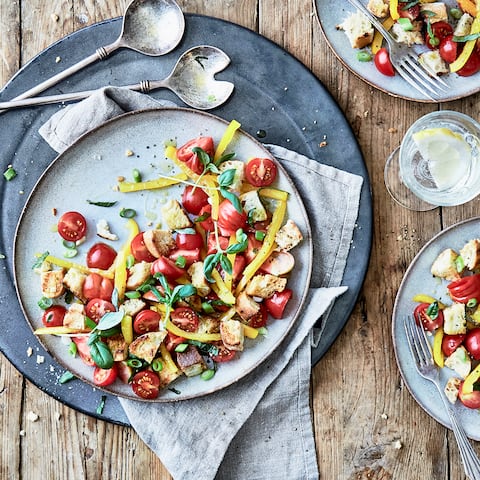 Leichtes Gericht für Ungeduldige: Probieren Sie unseren Salat aus Tomaten, Paprika, Zwiebeln und Ciabatta-Brot – in nur 5 Minuten auf dem Tisch!