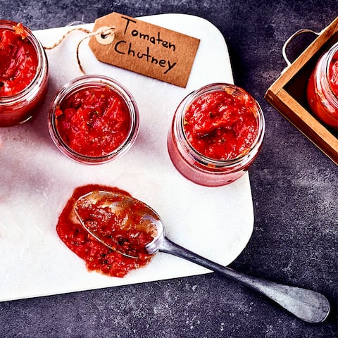 Unser Tomaten-Chutney bringt Würze auf Ihr Buffet oder in Ihre Alltagsküche – einfach zubereitet, schmeckt es als Brotaufstrich, Dip oder Soße!