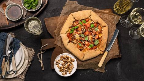 Ein buttriger Mürbeteig, eine Vielfalt an frischen Tomaten, Walnusskerne und Mozzarella ergeben unser Rezept für eine selbstgemachte Tomaten-Galette. 