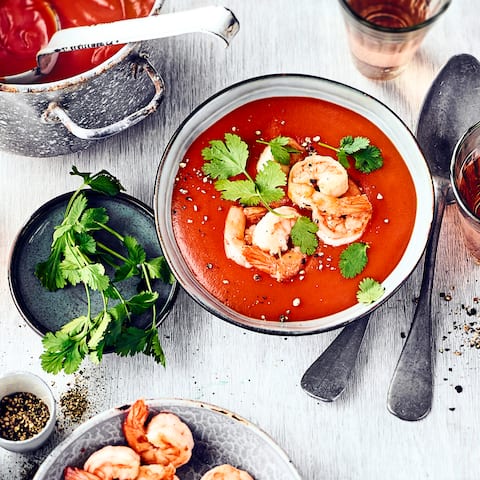 Bereiten Sie mit unserem Rezept eine Tomatensuppe mit Kokos zu und genießen Sie die feinen Aromen von saftigen Tomaten, Ingwer und gebratenen Garnelen.