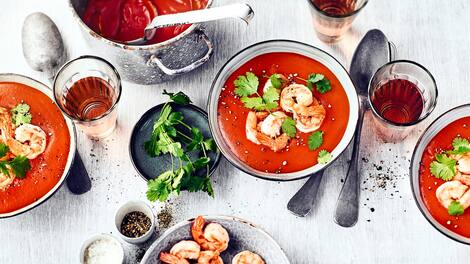 Tomaten-Kokos-SuppeBereiten Sie mit unserem Rezept eine Tomatensuppe mit Kokos zu und genießen Sie die feinen Aromen von saftigen Tomaten, Ingwer und gebratenen Garnelen.