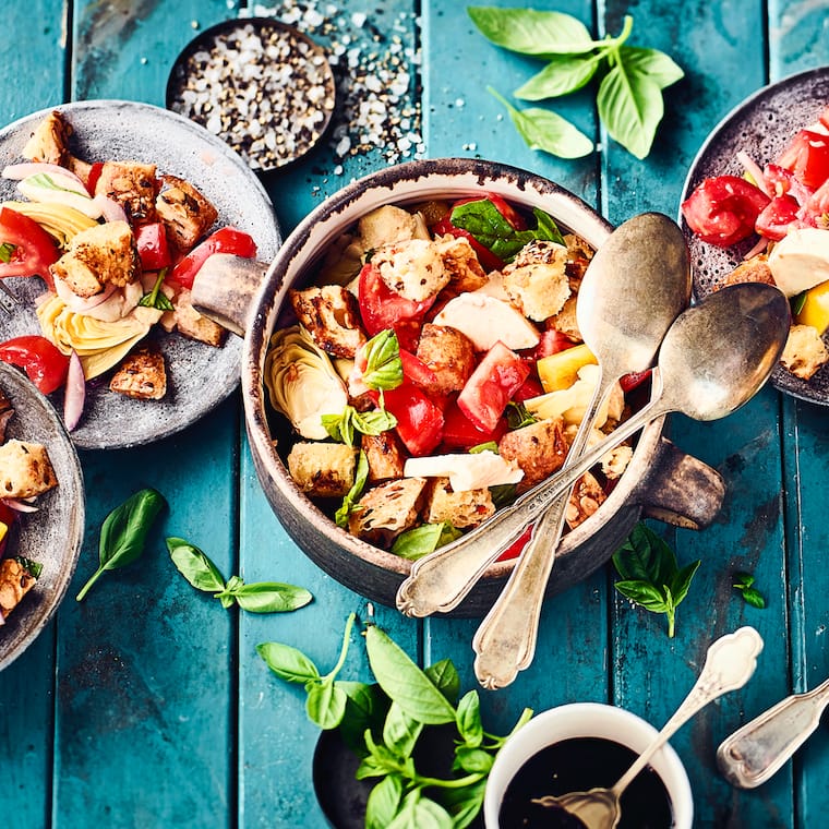 Tomaten-Paprika-Brot-Salat