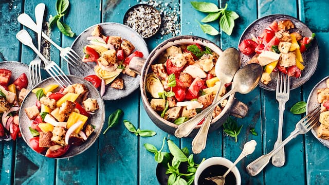 Tomaten-Paprika-Brot-Salat