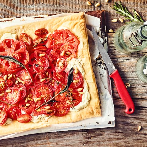 Leichtes Sommergericht vom Blech: Probieren Sie unsere Tomaten-Pinien-Tarte mit Ricotta und Zitronenthymian – vegetarisch und mediterran!