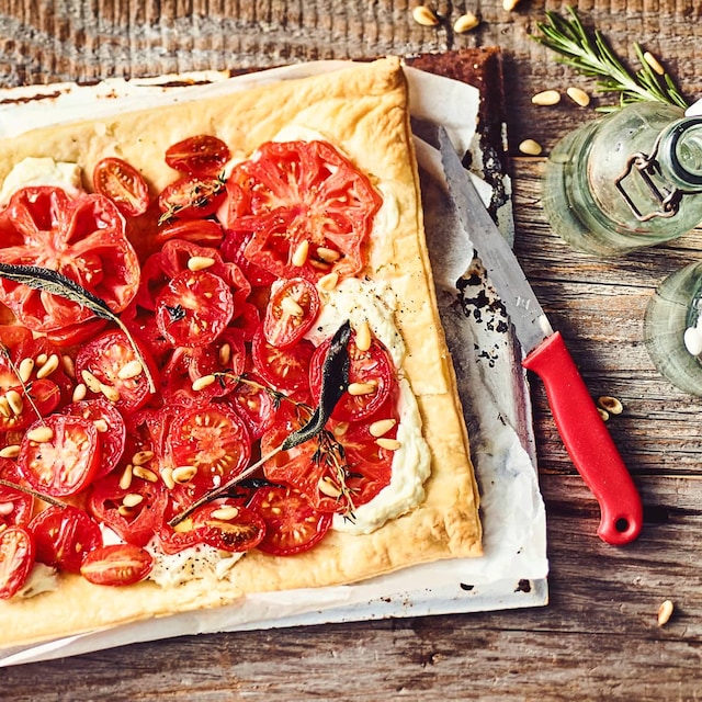 Leichtes Sommergericht vom Blech: Probieren Sie unsere Tomaten-Pinien-Tarte mit Ricotta und Zitronenthymian – vegetarisch und mediterran!