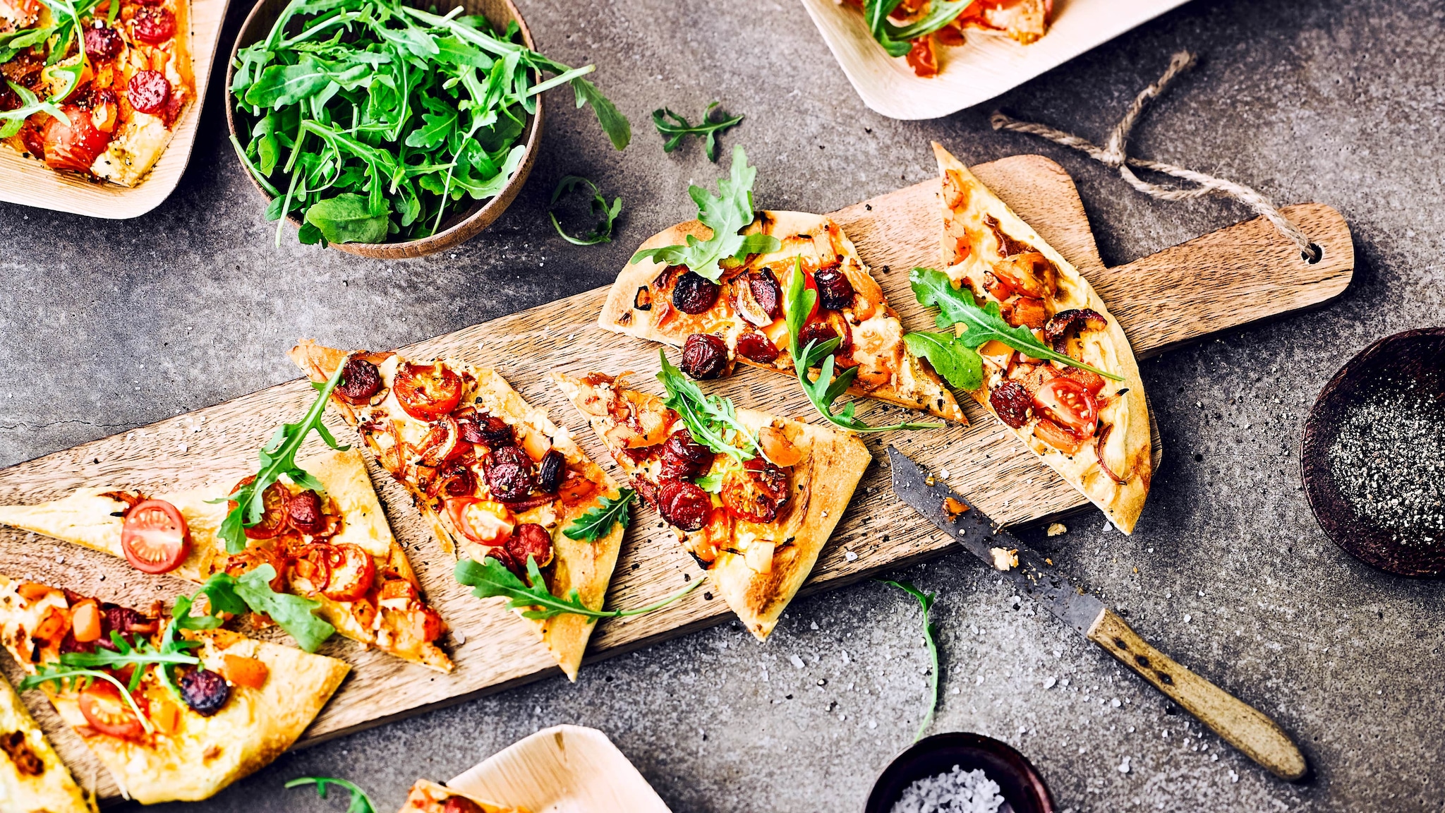 Pizza mit Tomaten und Rucola