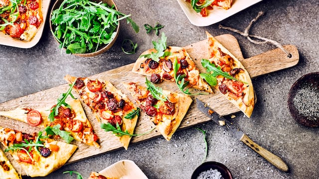 Tomaten-Pizza mit Rucola