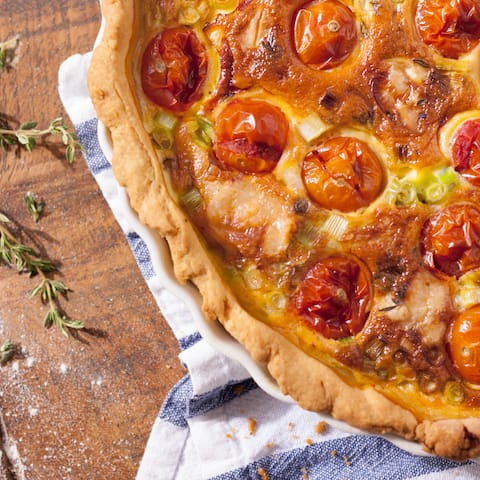Genießen Sie mit unserer vegetarischen Tomaten-Quiche eine Spezialität der französischen Mittelmeerküche. Die würzige Füllung aus Tomaten, Ziegenkäse und Thymian wird mit Sahne zubereitet und im Anschluss im Mürbeteig gebacken – so lecker.