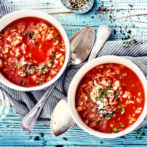Suppe aus frischen Tomaten, Gemüse und als Einlage gekochter Reis.