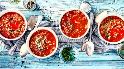 Eine Reissuppe ist perfekt für die Alltagsküche – die vegane Gemüsesuppe besteht aus frischen Zutaten, ist einfach zuzubereiten und sättigt gut!