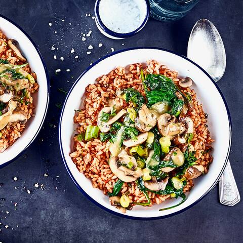 Ein schnelles Gericht mit raffinierten Geschmackserlebnissen: Saftiger Tomatenreis mit Champignon-Spinat-Gemüse und Blauschimmelkäse