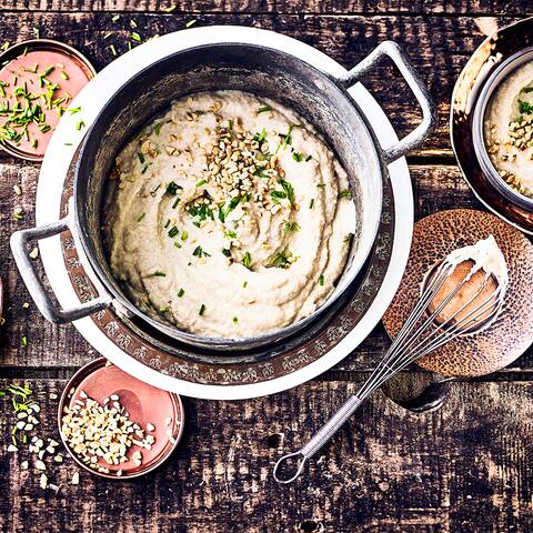 Unser Rezept für ein vegetarisches Topinambur-Püree mit Petersilienwurzel und Haselnüssen eignet sich gut als Brotaufstrich – probieren Sie es aus!