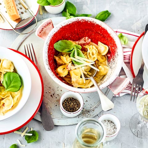 Tortellini alla Panna - ein Klassiker als schneller Mittagstisch oder ein fixes Abendessen aus frischen Tortellini und leckerer Käse-Schinken-Sahne-Soße. 