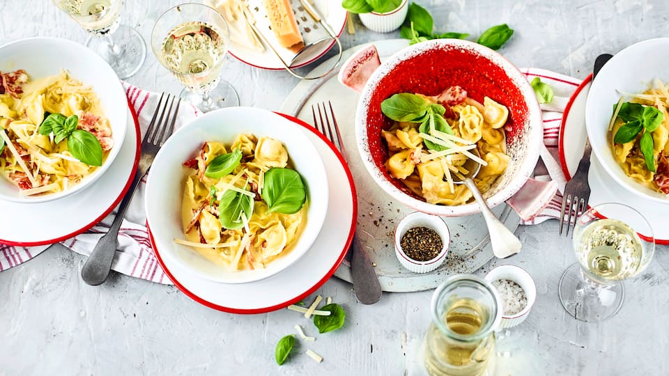 Tortellini alla Panna - ein Klassiker als schneller Mittagstisch oder ein fixes Abendessen aus frischen Tortellini und leckerer Käse-Schinken-Sahne-Soße. 