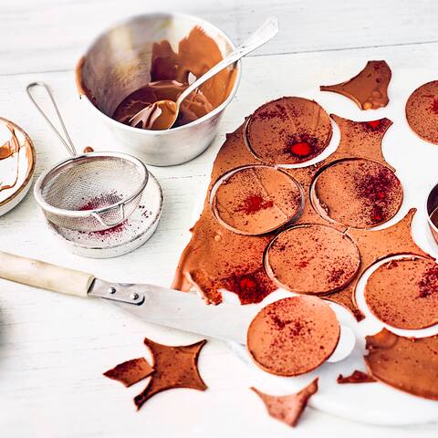 Ganz individuell kann sich hier jeder Tortenbäcker austoben. Die selbst gemachten Tortendeko aus Schokolade wird auf jeden Fall ein Highlight auf der Torte werden.