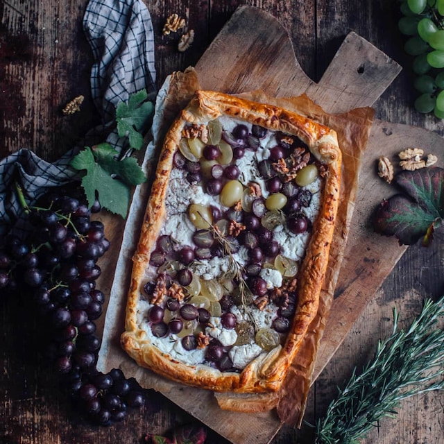 Außen knusprig und innen fruchtig: Mit unserer Trauben-Galette mit Blätterteig und Ziegenkäse schmecken Sie den Herbst mit all seinen Aromen und Farben. 