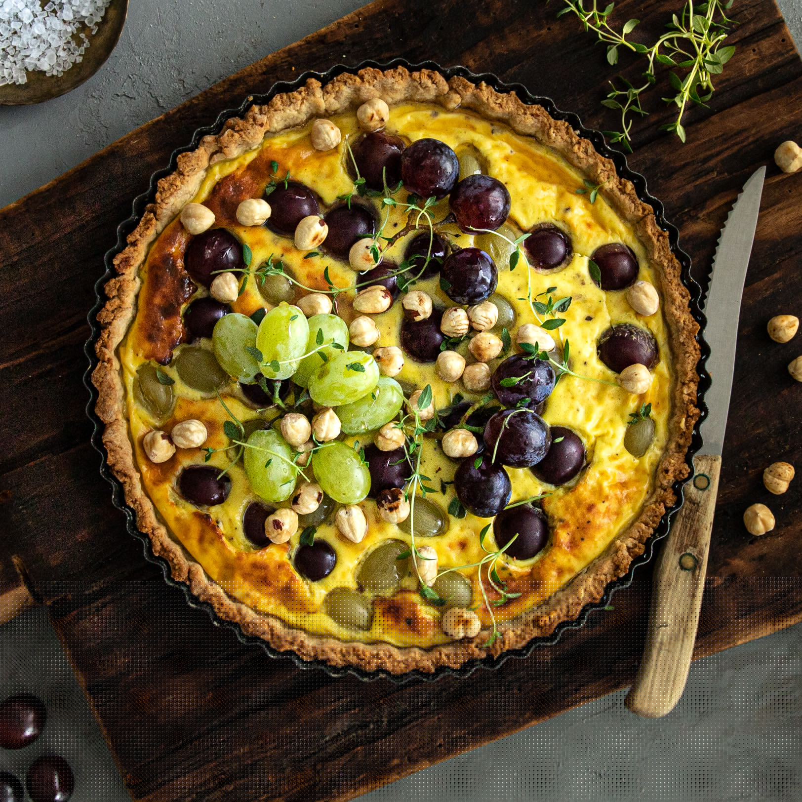 Herzhaft und süß zugleich. Genießen Sie unser Rezept für eine selbstgemachte Trauben-Tarte mit Ricotta, Thymian und Honig.