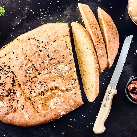 Lecker fluffig und vielseitig verwendbar – Selbstgemachtes türkisches Fladenbrot mit hellem und schwarzem Sesam.