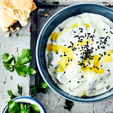 Probieren Sie unser Rezept für veganes Tzatziki aus: Mit gewürfelter Gurke, Soja-Joghurt, gehacktem Knoblauch, Kräutern und Kreuzkümmel – schmeckt gut gekühlt am besten!