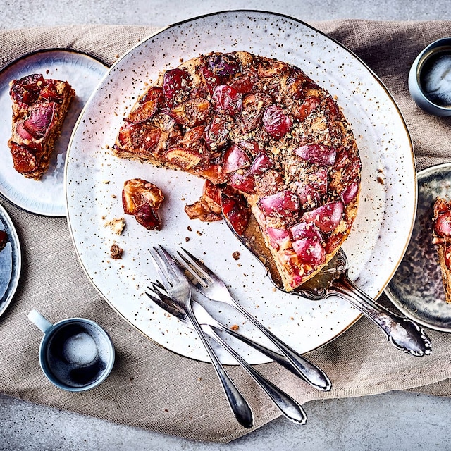 Obstkuchen darf im Herbst nicht fehlen: Probieren Sie unseren Zwetschgenkuchen mit gehackten Haselnüssen, Schokolade und Lebkuchengewürz - saftig und lecker!