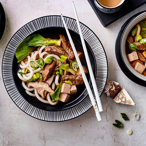 Udon Suppe ist eine würzige japanische Nudelsuppe mit Rindfleisch und viel frischem Gemüse! Einfach einmal ausprobieren!