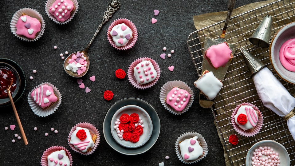 Dieses Kleingebäck der französischen Küche eignet sich hervorragend als kleine Überraschung zum Valentinstag. Verschenken Sie ganz viel Liebe und ein paar kleine Kekse dazu!