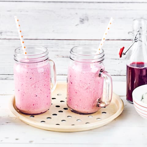 Eine traumhafte Kombination aus Vanille und Beeren, wir mixen das Ganze in einen Vanille-Beeren-Eiweißdrink, der nicht nur lecker schmeckt, sondern auch schon fast eine kleine Mahlzeit ersetzt.