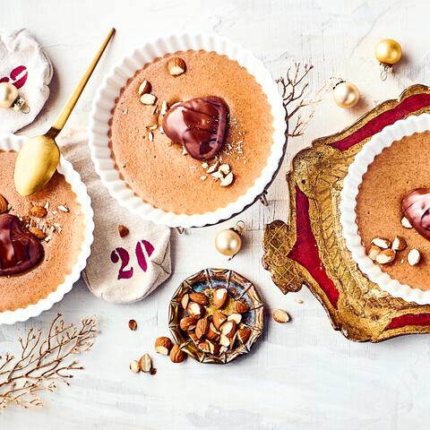 Bereiten Sie mit unserem Rezept ein weihnachtliches Dessert zu: Der köstliche Vanille-Lebkuchen-Pudding mit Mandeln und kleinen Lebkuchenherzen wird Sie begeistern.