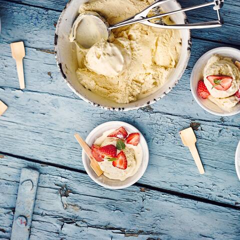 Mit unseren Vanilleeis-Rezepten in heißen Zeiten cool bleiben: Leckeres Vanilleeis als Beilage, Füllung oder einfach zum Genießen.