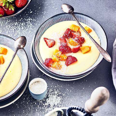 Garniert mit frischen Früchten und nach traditionellem Rezept gekocht schmeckt dieser selbstgemachte Vanillepudding wie früher von Oma!