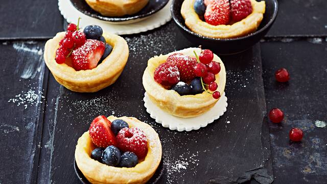 Vanilletörtchen mit Beeren