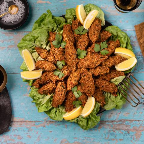 Türkisches Fingerfood und in unserem Rezept sogar ganz ohne tierische Produkte: Probieren Sie unsere selbstgemachten veganen Cigköfte. 