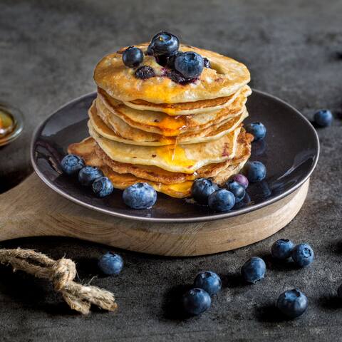 Köstliche Blaubeer-Pancakes zum Frühstück? Oder zum Mittag? Oder als Snack zwischendurch? Mit Buttermilch werden diese herrlich fluffig!