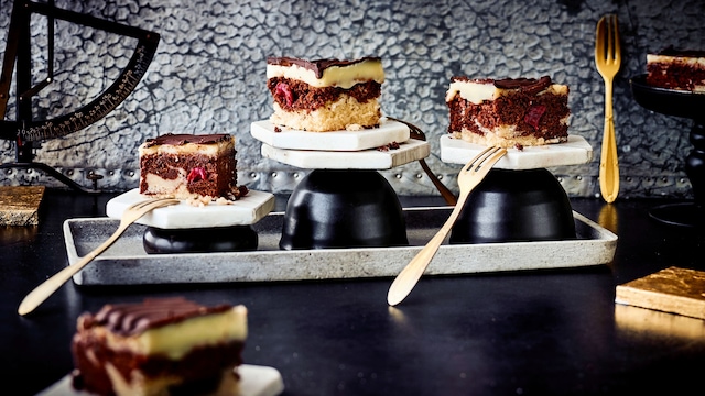 In unserem Rezept für vegane Donauwelle zeigen wir Ihnen wie der beliebte Klassiker ganz einfach ohne tierische Produkte hergestellt werden kann – ob Sie den Unterschied schmecken?