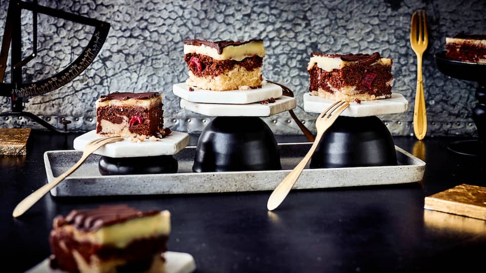 In unserem Rezept für vegane Donauwelle zeigen wir Ihnen wie der beliebte Klassiker ganz einfach ohne tierische Produkte hergestellt werden kann – ob Sie den Unterschied schmecken?