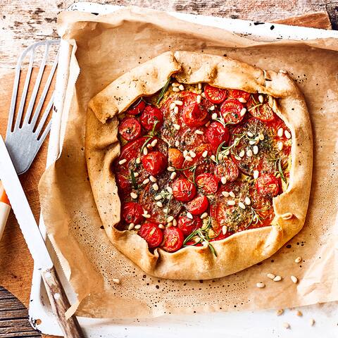 Eine köstliche Galette ganz ohne tierische Produkte: Unser Rezept für vegane Galette mit Tomaten, Spinat und Kichererbsen. 