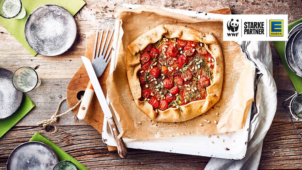 Eine köstliche Galette ganz ohne tierische Produkte: Unser Rezept für vegane Galette mit Tomaten, Spinat und Kichererbsen. 
