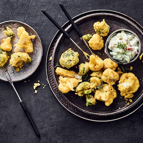 Einfacher Snack für mittags, zum Picknick oder als Beitrag zum Buffett: Verschiedene Gemüsesorten ausgebacken mit einem veganem Avocado-Dip.