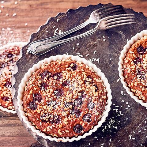 Sie suchen ein veganes Kuchenrezept? Probieren Sie unsere Kirschküchle mit Dinkelvollkornmehl, Mandeln, Banane und Kokosflocken – lecker und laktosefrei!